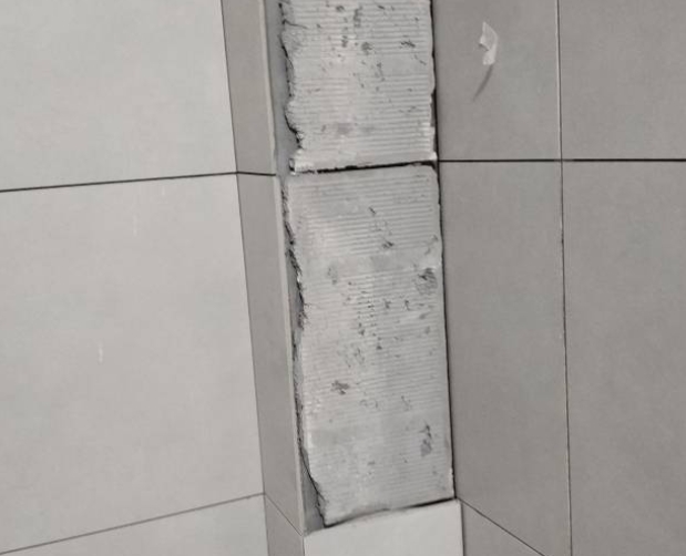 沁水瓷砖空鼓维修公司分享下瓷砖施工前基层浇水润湿程度不足，可能导致以下问题